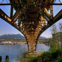 Onder de Ironworkers Memorial Bridge