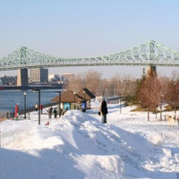 Sneeuw aan de Jacques Cartier-brug