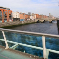 Zicht van op James Joyce Bridge