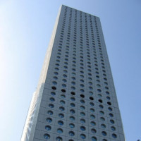 Onder aan het Jardine House