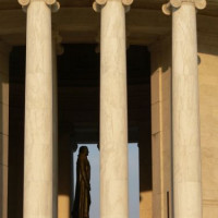 Zicht doorheen het Jefferson Memorial