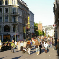 Wandelaars op Karl Johans Gate