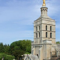 Voorkant van de Cathédrale Notre-Dame des Doms