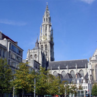 Zijkant van de Onze-Lieve-Vrouwekathedraal