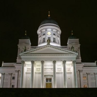 Onder aan de Kathedraal van Helsinki