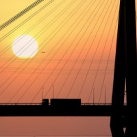 Zonsondergang achter de Köhlbrandbrücke