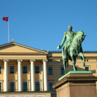 Standbeeld voor het Koninklijk Paleis
