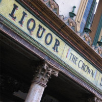 Naambord van de Crown Liquor Saloon