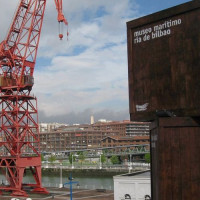 Kraan bij Maritiem Museum van Bilbao