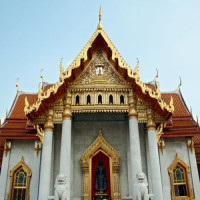 Vooraanzicht van de Marmertempel