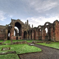 Totaalbeeld van de ruïnes van Melrose Abbey