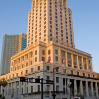 Onder aan het Miami-Dade County Courthouse