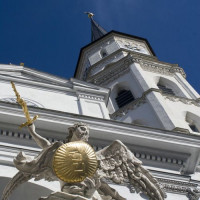 Standbeeld op de Michaelerkirche