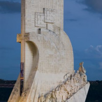 Nachtbeeld van het Monument der Ontdekkingen