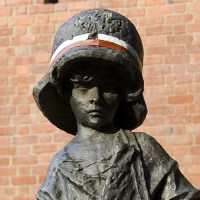 Helm op het Monument voor de Kleine Opstandeling