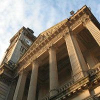 Onder aan de Birmingham Museum & Art Gallery