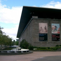 Buiten aan de National Gallery of Victoria