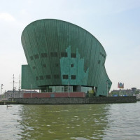 Zicht van over het water op het Nemo Science Center