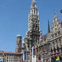 Zijaanzicht van het Neues Rathaus