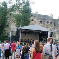 Podium aan de Neumünsterabdij