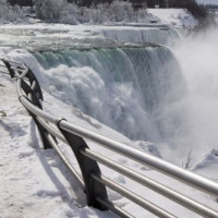 Sneeuw aan de Niagara Falls