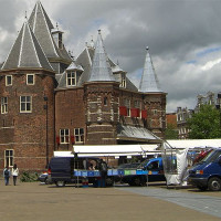 De Nieuwmarkt op een bewolkte dag