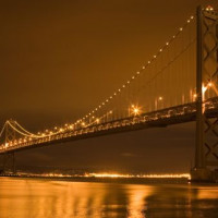 Nachtbeeld van de Oakland Bay Bridge