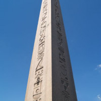 Onder aan de Theodosiusobelisk