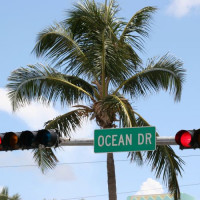 Verkeerslichten boven Ocean Drive