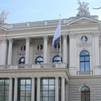 Vlaggen op het Opernhaus Zürich