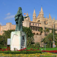 Standbeeld aan het Palacio de la Almudaina