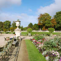 Zitbanken aan het Palais du Luxembourg