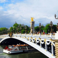 Boot onder de Pont Alexandre III