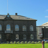 Voorkant van het Parlementsgebouw van Ijsland