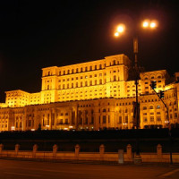 Het Parlementspaleis van Boekarest bij nacht