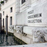 Buiten aan het Peggy Guggenheim Museum