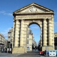 Zicht op de Porte d'Aquitaine