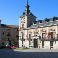 Gebouw langs de Plaza de la Villa