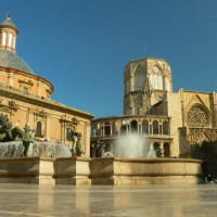 Gebouwen langs de Plaza de la Virgen