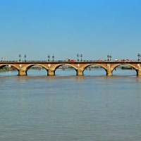 Zicht op de Pont de Pierre