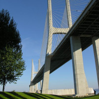 Onder aan de Ponte Vasco da Gama