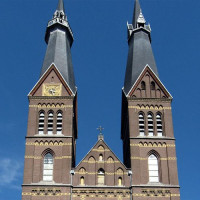 De twee torens van de Posthoornkerk