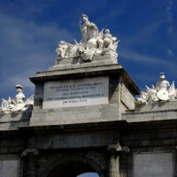 Beelden op de Puerta de Toledo