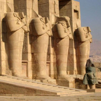 Beelden aan het Ramesseum