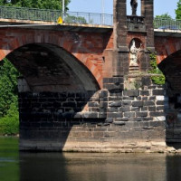 Basalten pijlers van de Romeinse brug