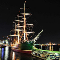 Nachtbeeld van het schip Rickmer Rickmers