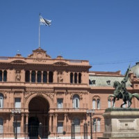 Standbeeld voor het Casa Rosada