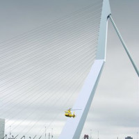 Helikopter aan de Erasmusbrug