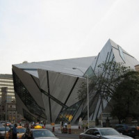 Buiten aan het Royal Ontario Museum