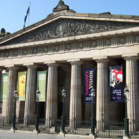 Zicht op de Royal Scottish Academy